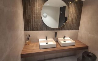 meuble de salle de bain avec deux lavabos