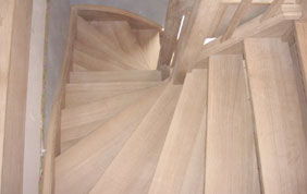 menuiserie intérieure : escalier en bois en colimaçon