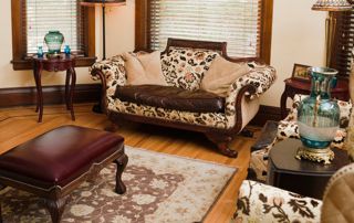Antiquités : divan, table basse et tapis