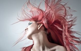 fille aux cheveux teints en rose