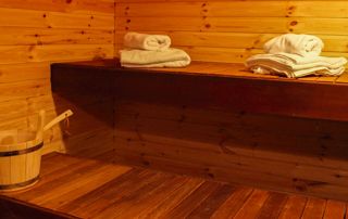 sauna avec piles de serviettes