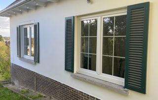 Fenêtres avec volets verts