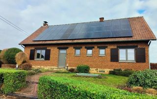 Maison moderne avec panneaux solaires