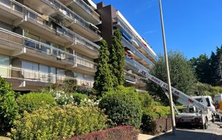 camion lift devant un immeuble