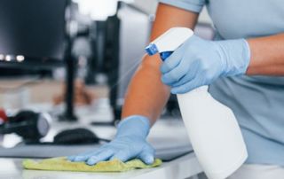 nettoyage table et écran d'ordinateur