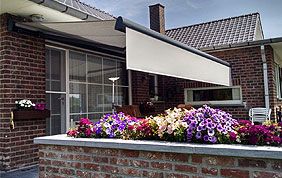 maison fleurie avec protection solaire extérieure