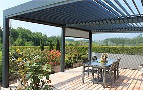 magnifique store solaire extérieur protégeant une belle terrasse en bois