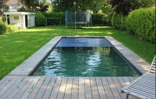 piscine extérieure avec couverture