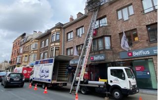 camion lift dans une rue en ville