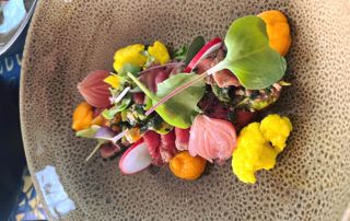 entrée au poisson accompagné de crudités