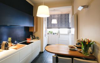 cuisine rénovée avec peinture bleue et blanche