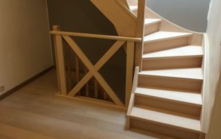 escalier en bois avec palier