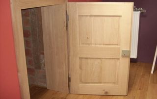 petite porte en bois ouverte