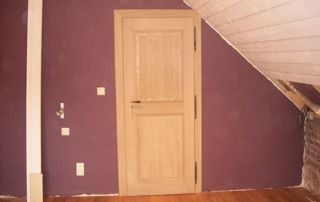 porte en bois clair avec mur mauve