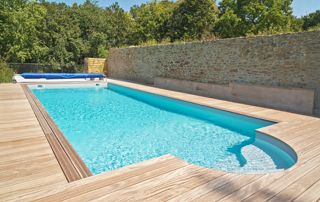 piscine extérieure sur mesure avec abords en bois et escalier