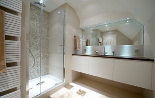 Salle de bain et parois de couche en verre