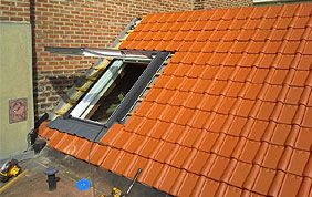 toit tuiles terre cuite avec fenêtre de toit
