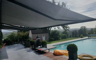 tente solaire protégeant la terrasse