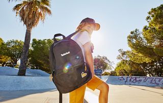 enfant avec sac à dos de marque