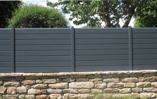 clôture en béton sur un muret en pierres