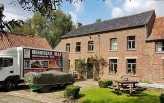 camionnette MGPC devant une maison