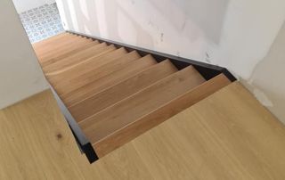 escalier en bois droit