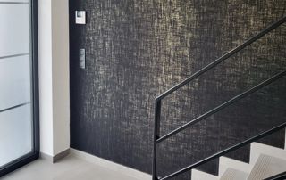 hall d'entrée avec papier peint noir à reliefs