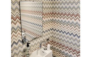 papier peint à motifs dans un WC