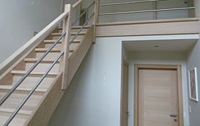 escalier en bois avec palier