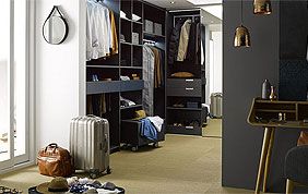 pièce aménagée en dressing