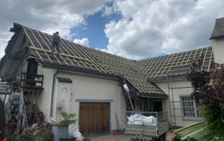 maison blanche avec toiture en ardoises
