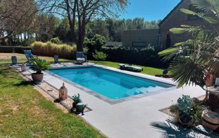 piscine enterrée en béton dans le jardin