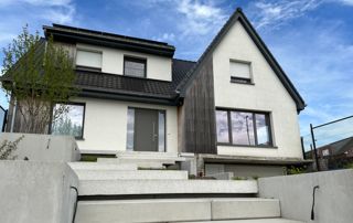 maison moderne avec façade blanche