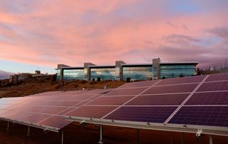 panneaux solaires aménagés devant un bâtiment
