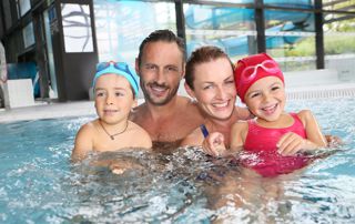 famille dans une piscine