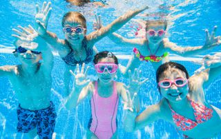 enfants nageant dans une piscine