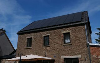 maison avec des panneaux solaires