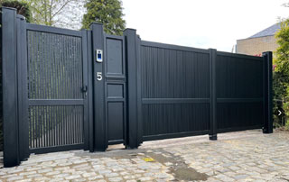 grand portail en aluminium gris foncé