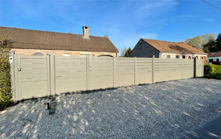 portail motorisé gris beige