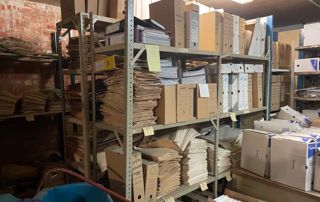 étagères avec vieilles archives