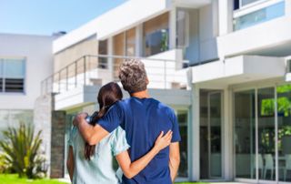 couple regardant la villa qu'il vient d'acheter