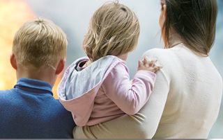 famille qui regarde un incendie