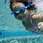 fille sous l'eau avec des lunettes de piscine