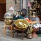 objets de brocante sur le trottoir