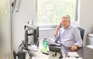 courtier en crédit qui discute au téléphone