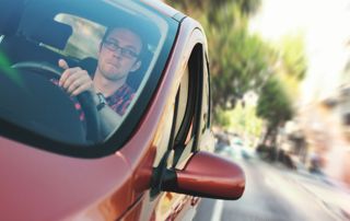 conducteur au volant d'un véhicule de location