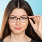 Femme avec paire de lunettes sur fond bleu