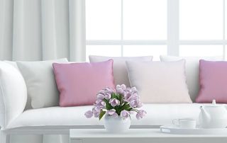 Canapé blanc avec des coussins roses