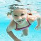 petite fille blonde en train de nager sous l'eau