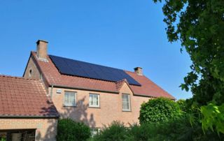 maison avec panneaux solaires sur le toit